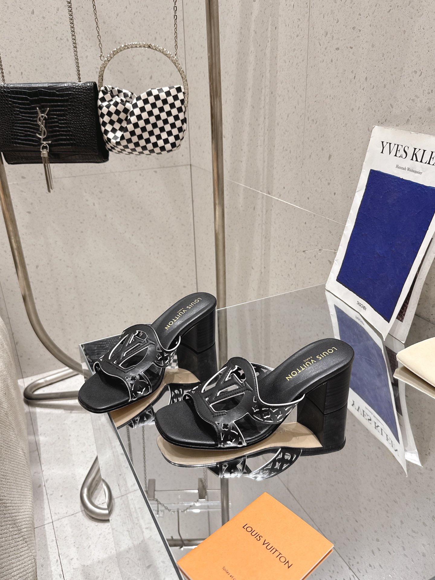 Louis Vuitton LV Isola Flat Mule Black 1AGYQN Women – 5.5cm Heel / 2.17in