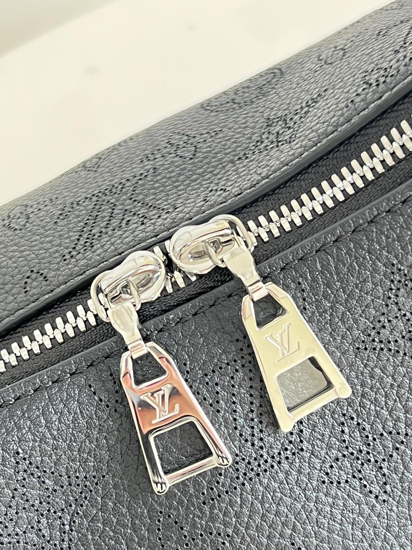 Louis Vuitton Why Knot Mm Black