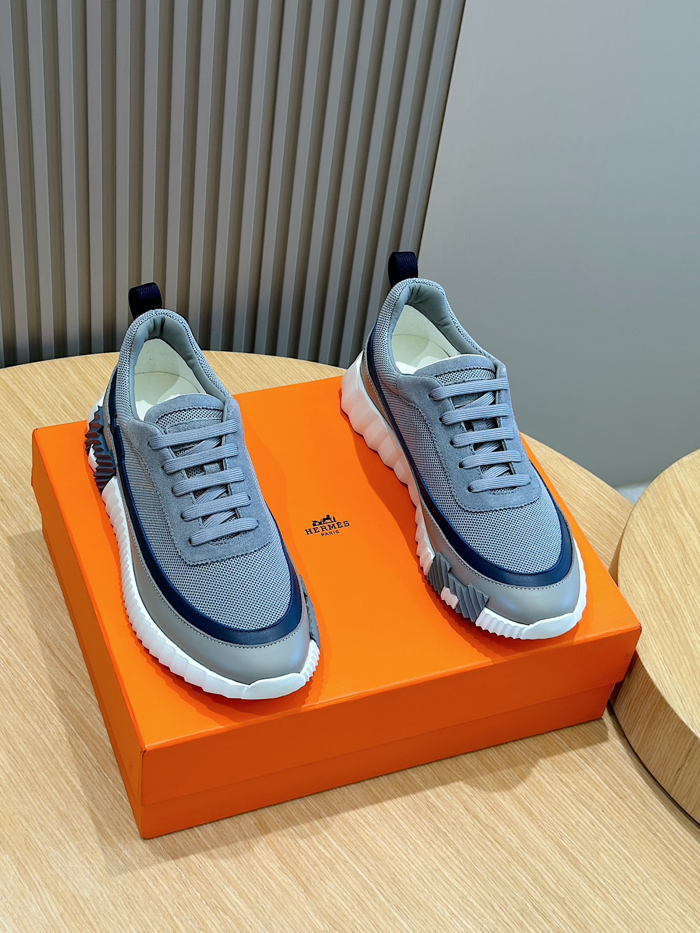 Bouncing sneakers for men