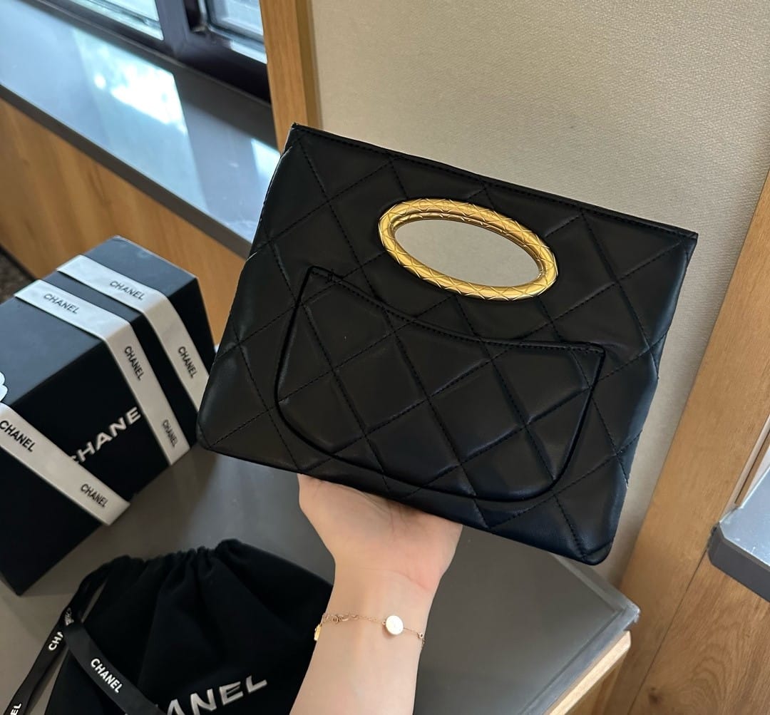 Chanel Clutch And Gold Plated Metal In Black 25Cm As5038 B17663 94305