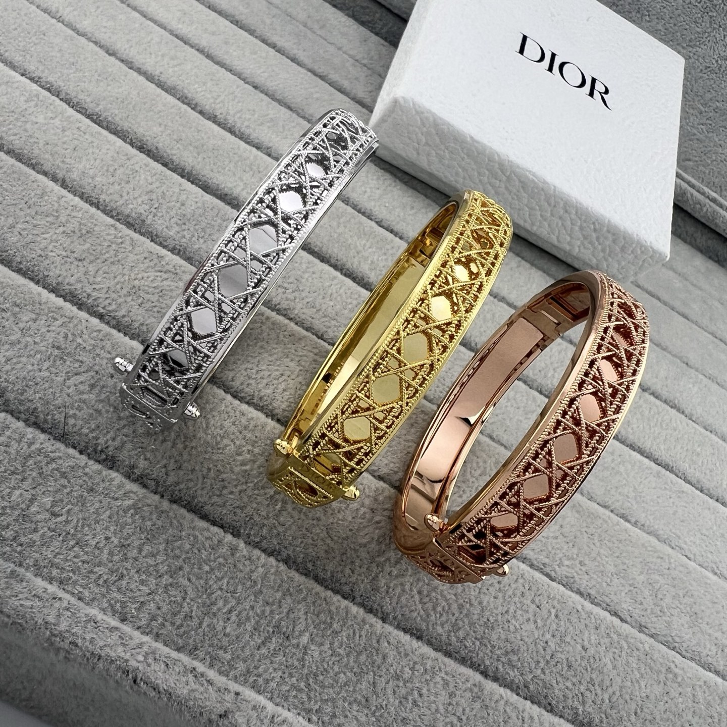 Twisted-rope diamond-pattern main-stone bracelet A