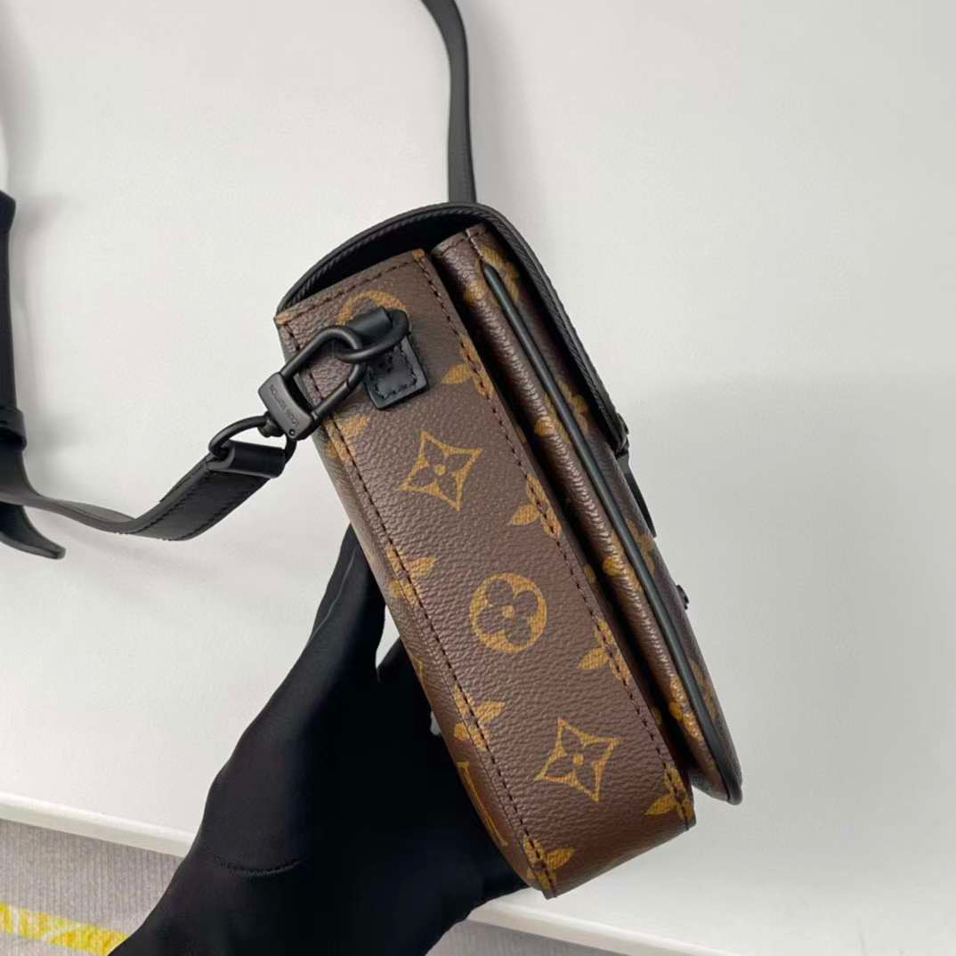 Louis Vuitton S Lock Vertical Wearable Wallet 19Cm M81522