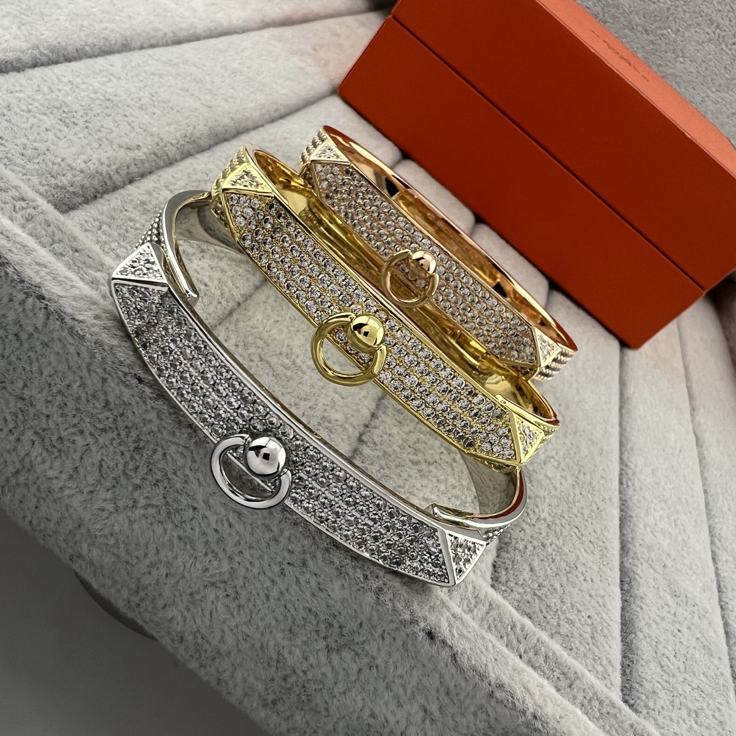 Pyramid-shaped fully pavé-set bracelet