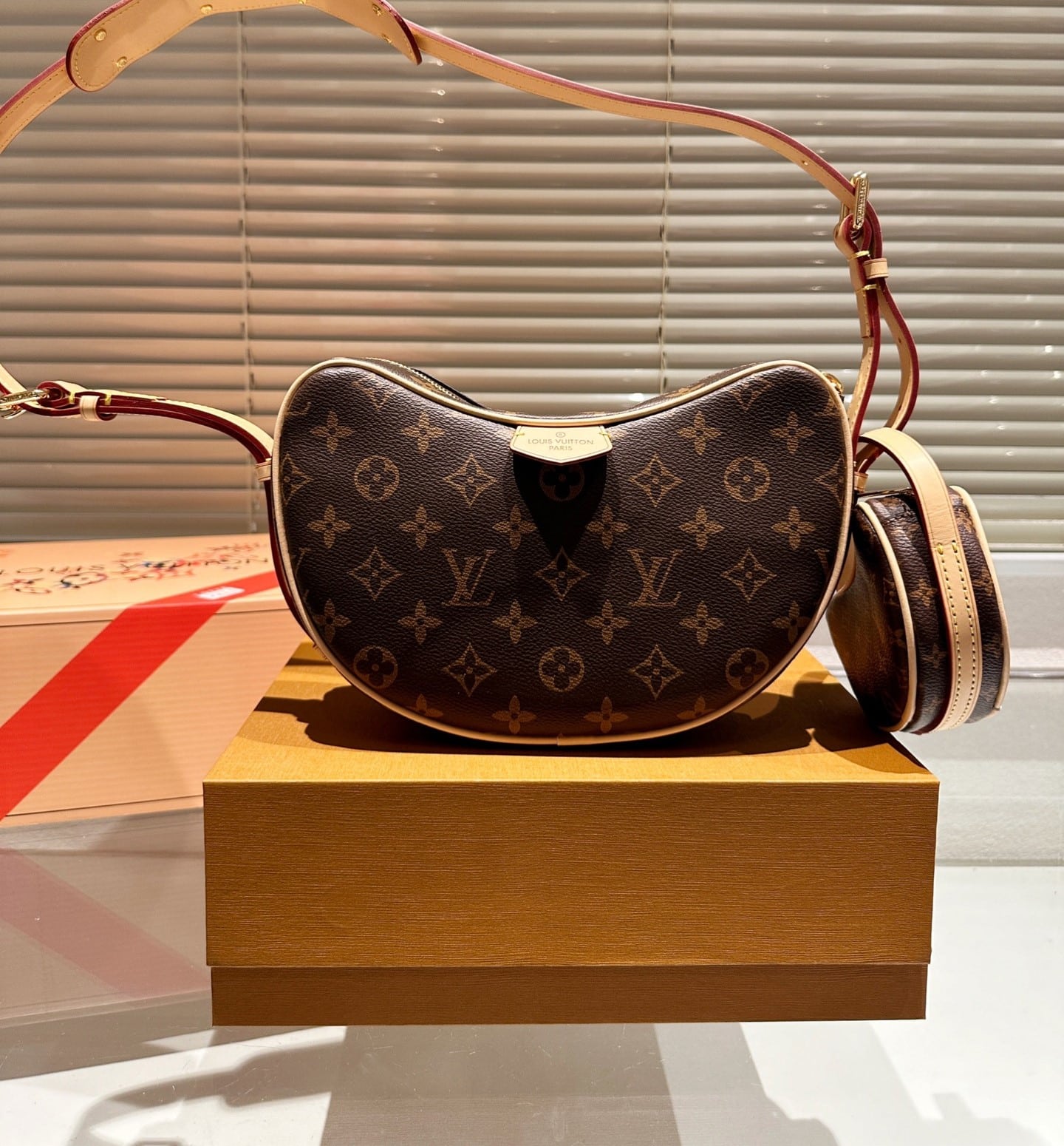 Louis Vuitton Croissant MM Monogram Canvas 25Cm M46828