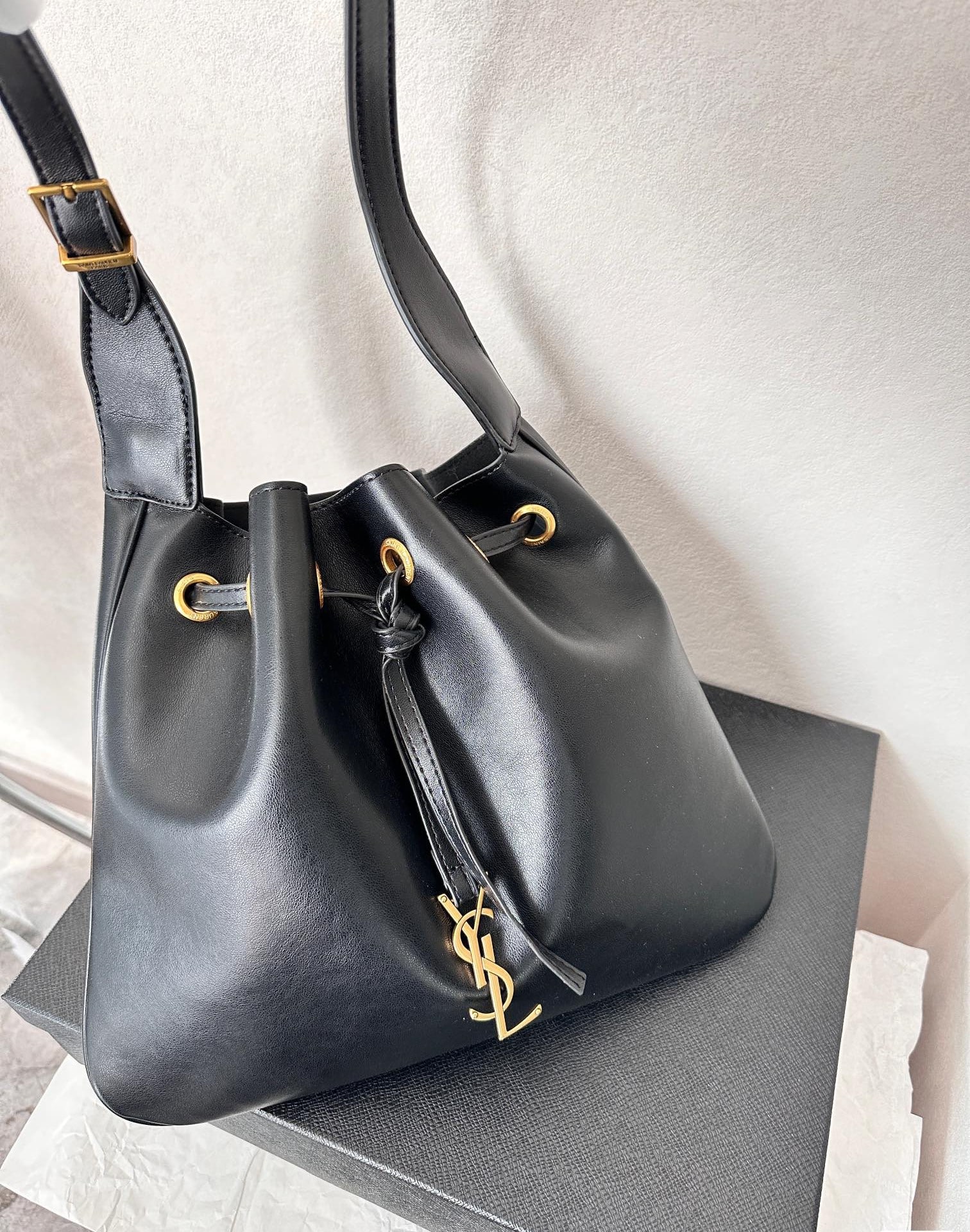 Saint Laurent Paris Vii Medium Flat Hobo Bag In Smooth Leather Black 28Cm