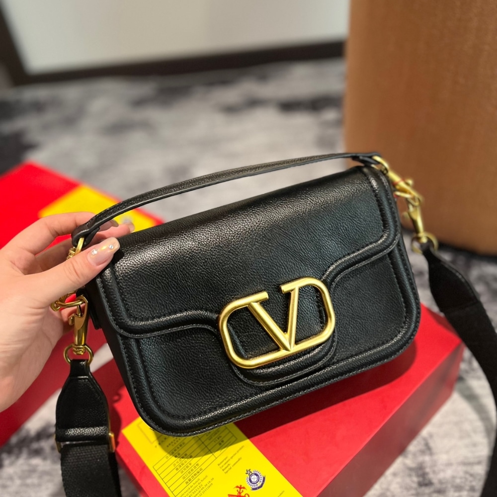 Valentino Garavani Alltime Grainy Calfskin Shoulder Bag Black 23Cm 5W0B0N20Imz 0No