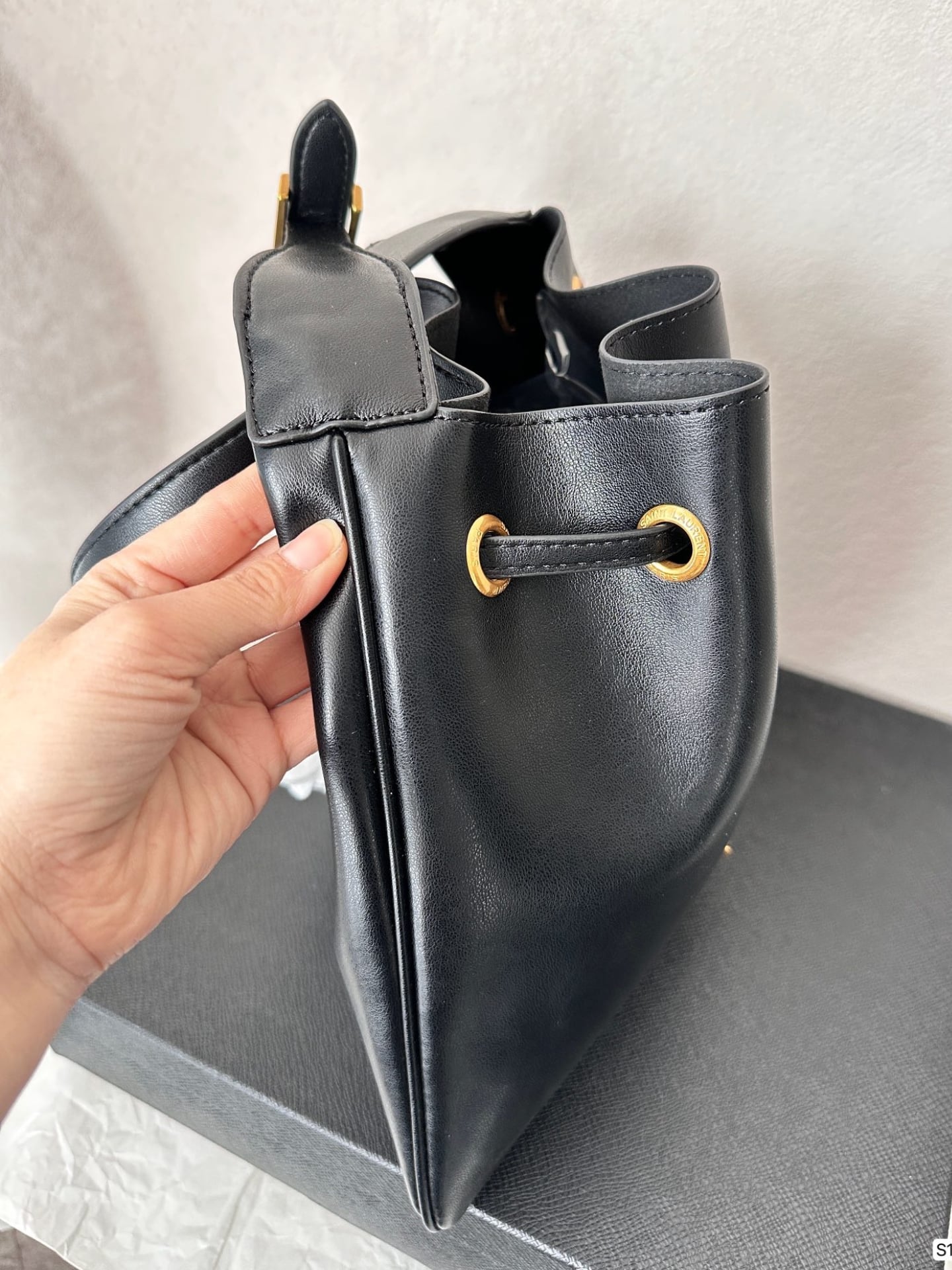 Saint Laurent Paris Vii Flat Hobo Bag In Smooth Leather Bag Black 23Cm