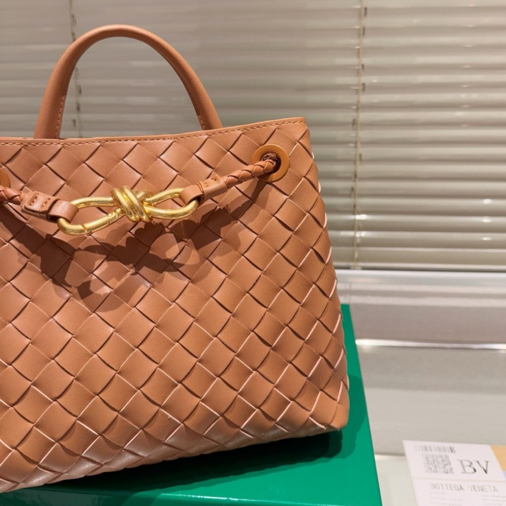 Bottega Veneta Small Andiamo Bag In Cognac 25Cm