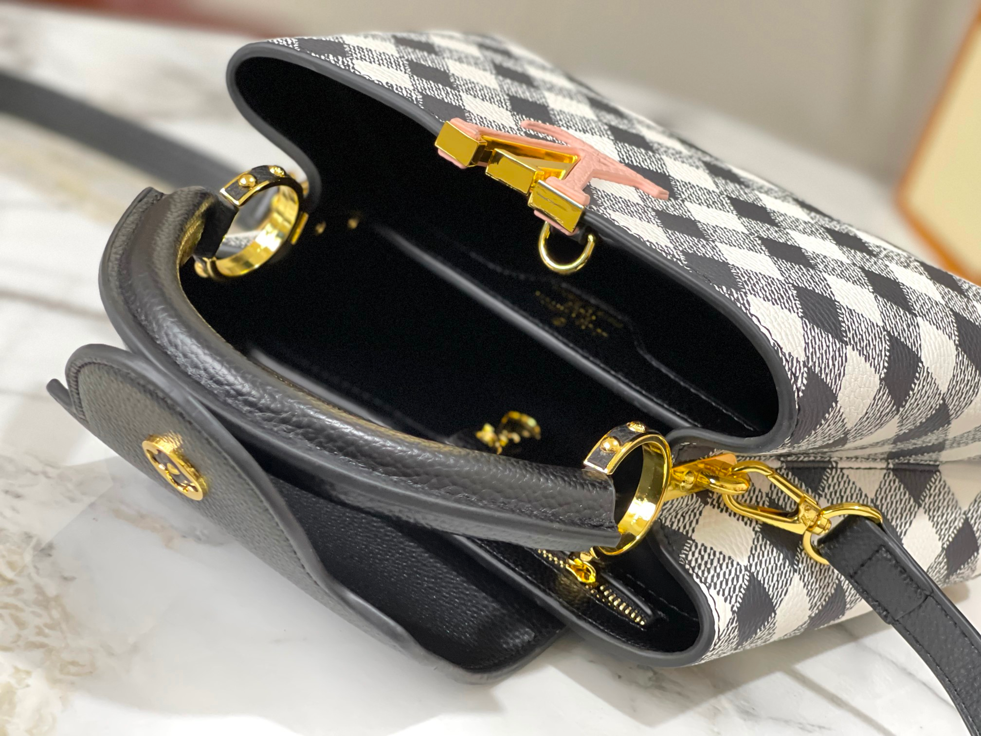 Louis Vuitton Capucines Black 32Cm M20716