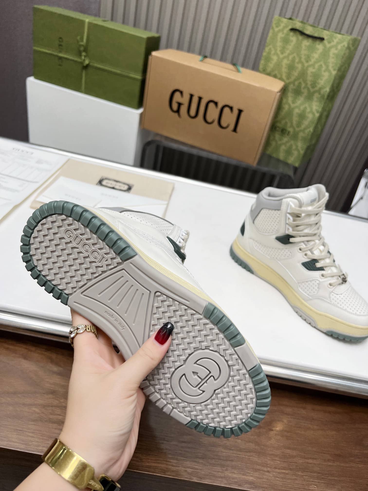 Gucci Women’S High Top Distressed Effect Sneaker White 765437 Aacv6 9161