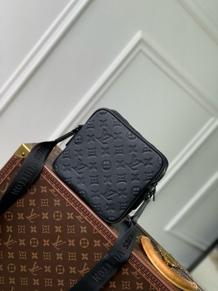 Louis Vuiiton Getaway Messenger Monogram Shadow Bag Black 20Cm