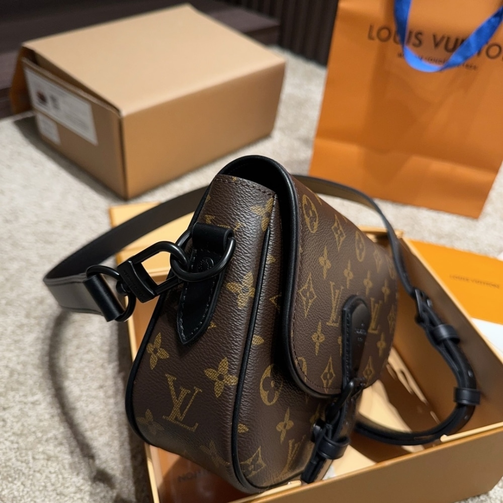 Louis Vuitton Montsouris Messenger PM​ Monogram Macassar Canvas Brown 19Cm M47060