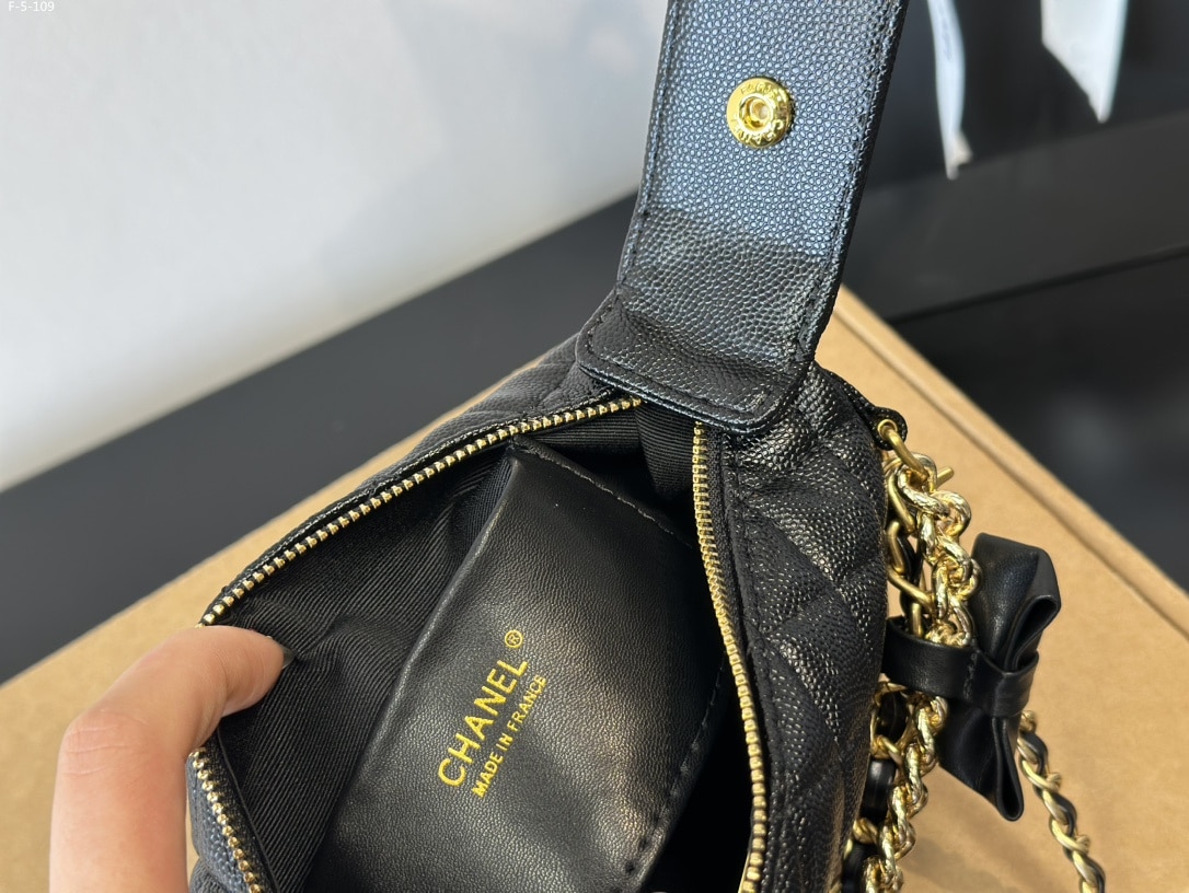 Chanel Pouch Grained Shiny Calfskin Black 17Cm/6.7in Ap3943 B16288 94305