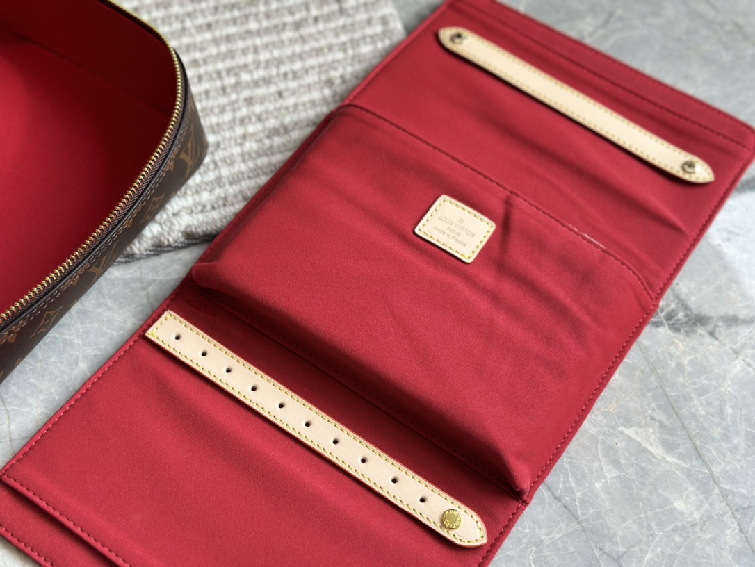Louis Vuitton Nice Jewelry Case Brown 23Cm