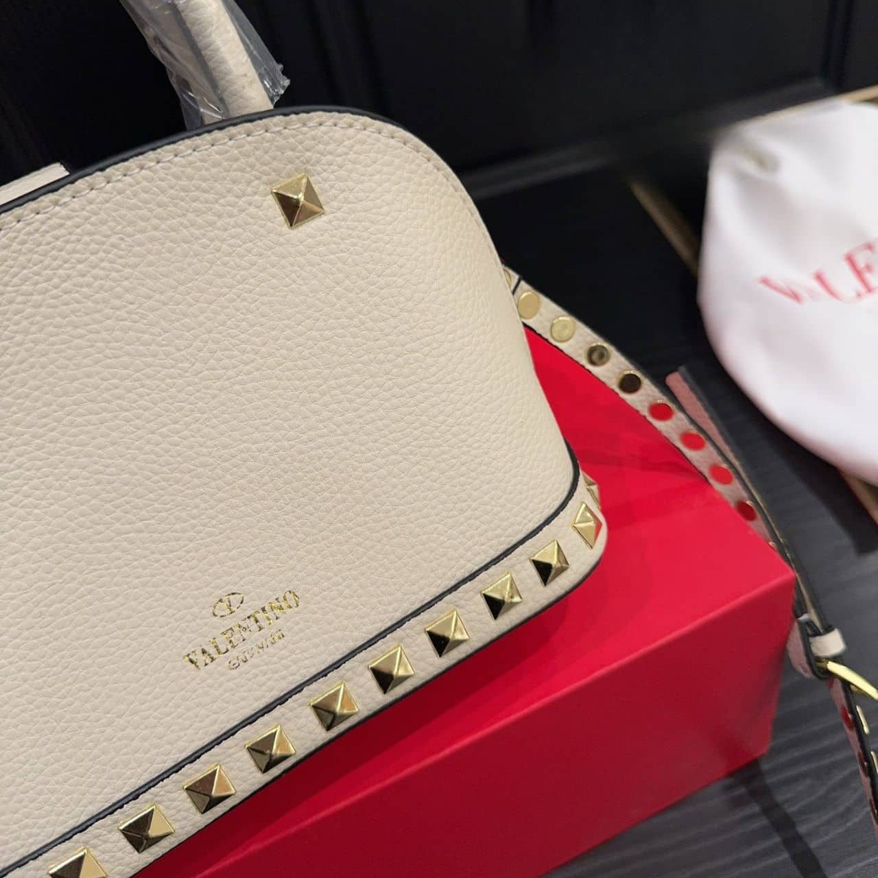 Valentino Garavani Rockstud Handbag In Grainy White 21Cm