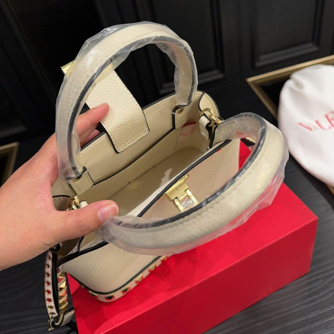 Valentino Garavani Rockstud Handbag In Grainy White 21Cm
