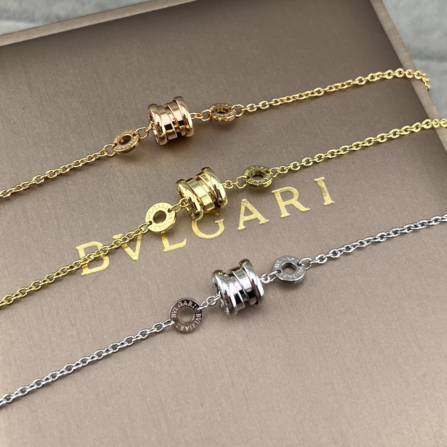 Smooth-finish Slim Waist necklace