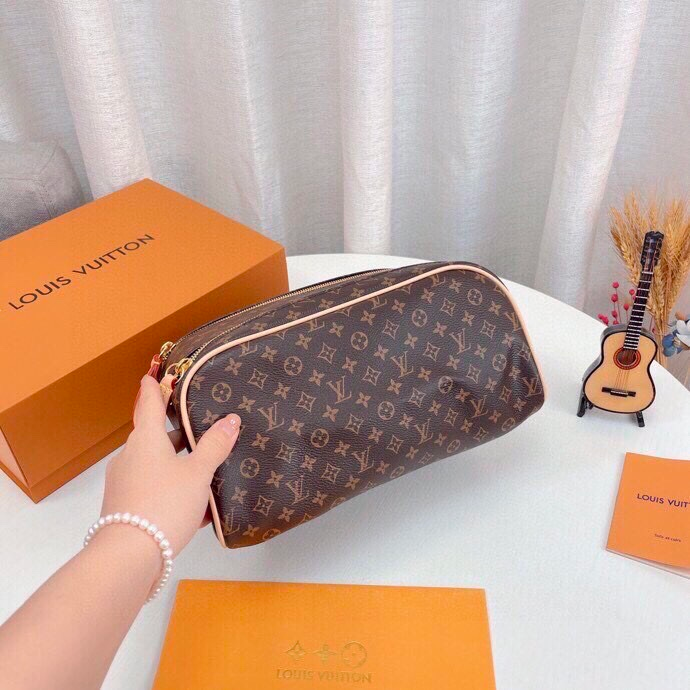 Louis Vuitton Dopp Kit Toilet Pouch Monogram Canvas 27Cm M44494