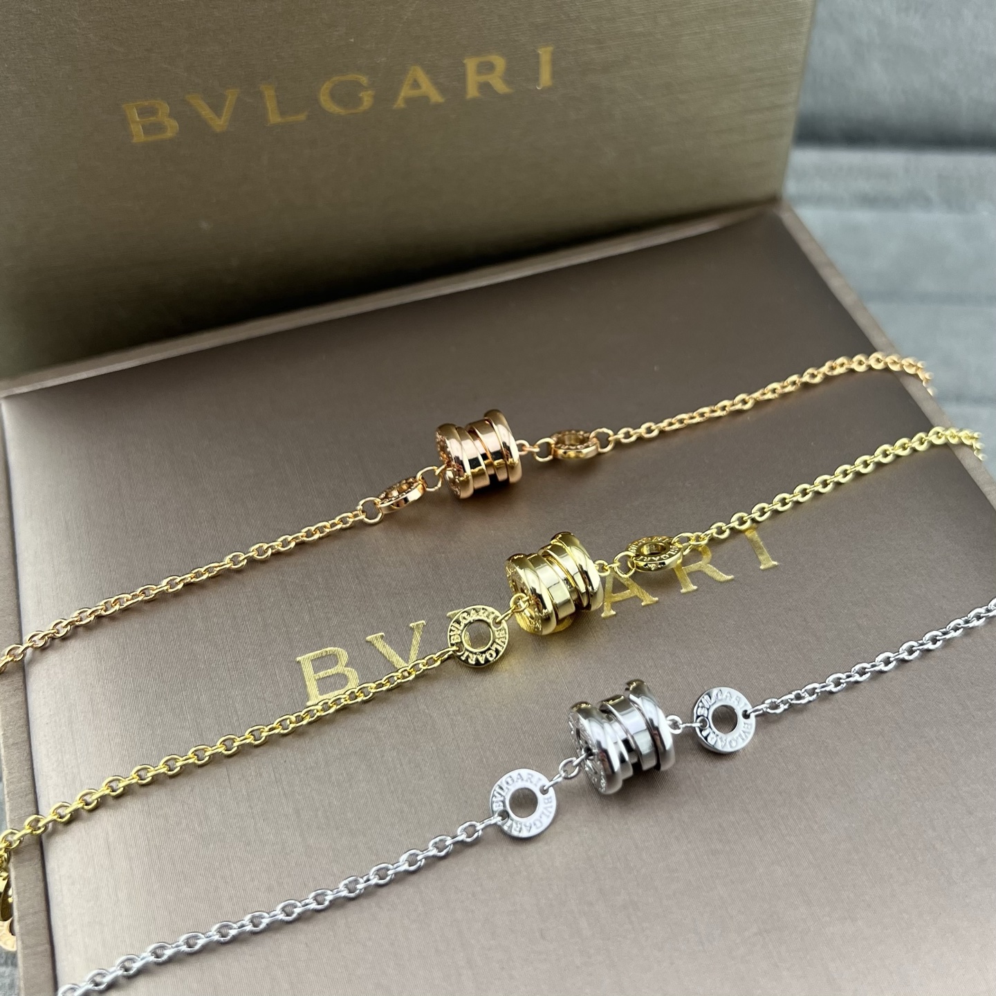 Smooth-finish Slim Waist necklace