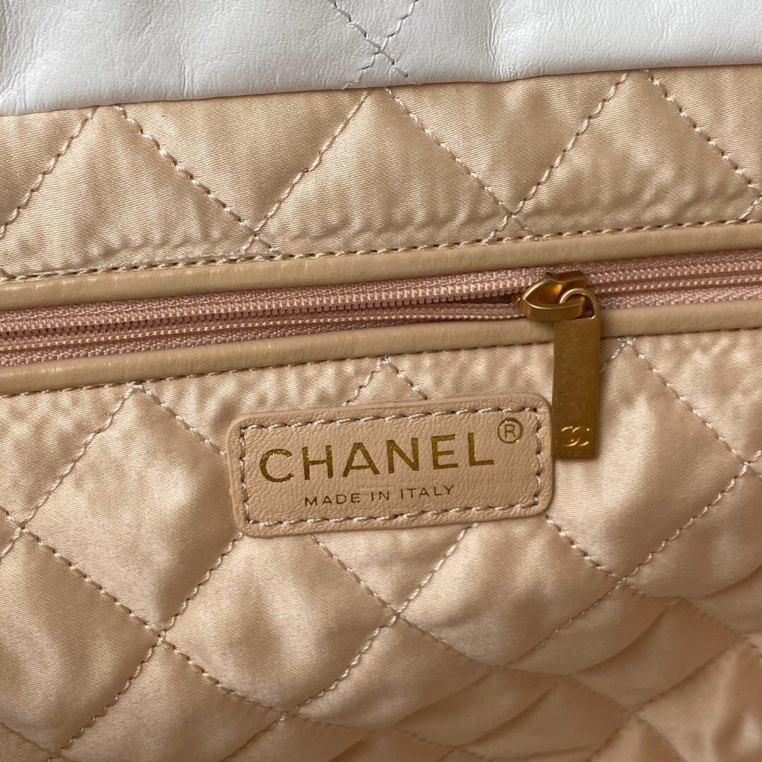 Chanel 22 Handbag White 42Cm As3261