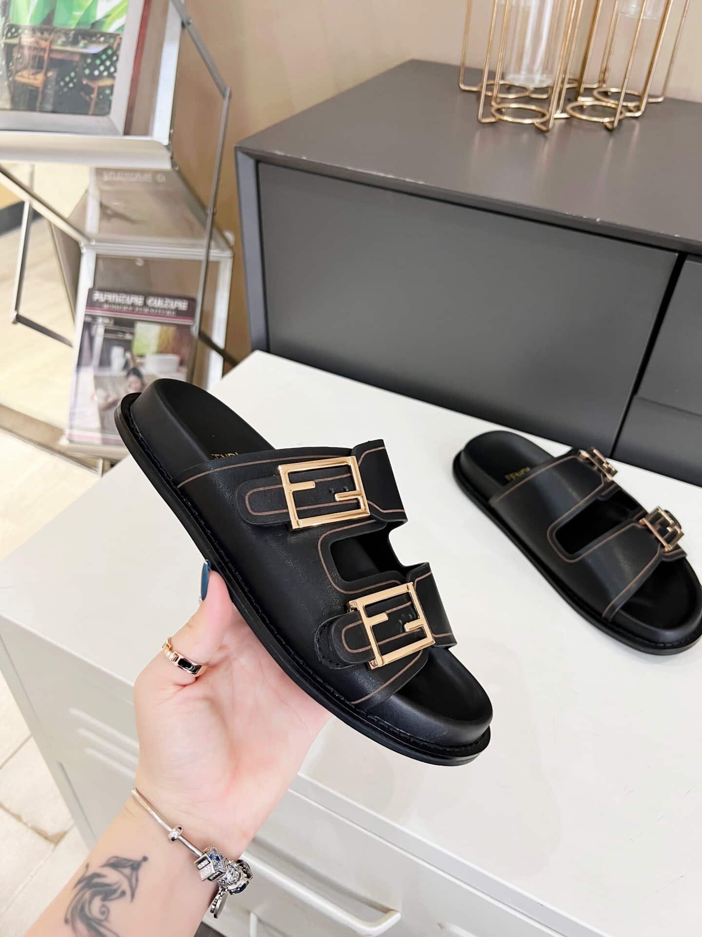 Fendi Feel Leather Slides Black