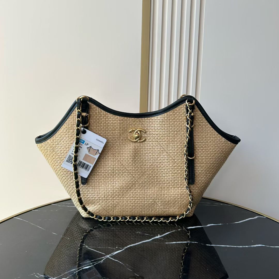 Chanel Cruise 2025/26 Maxi Shopping Bag