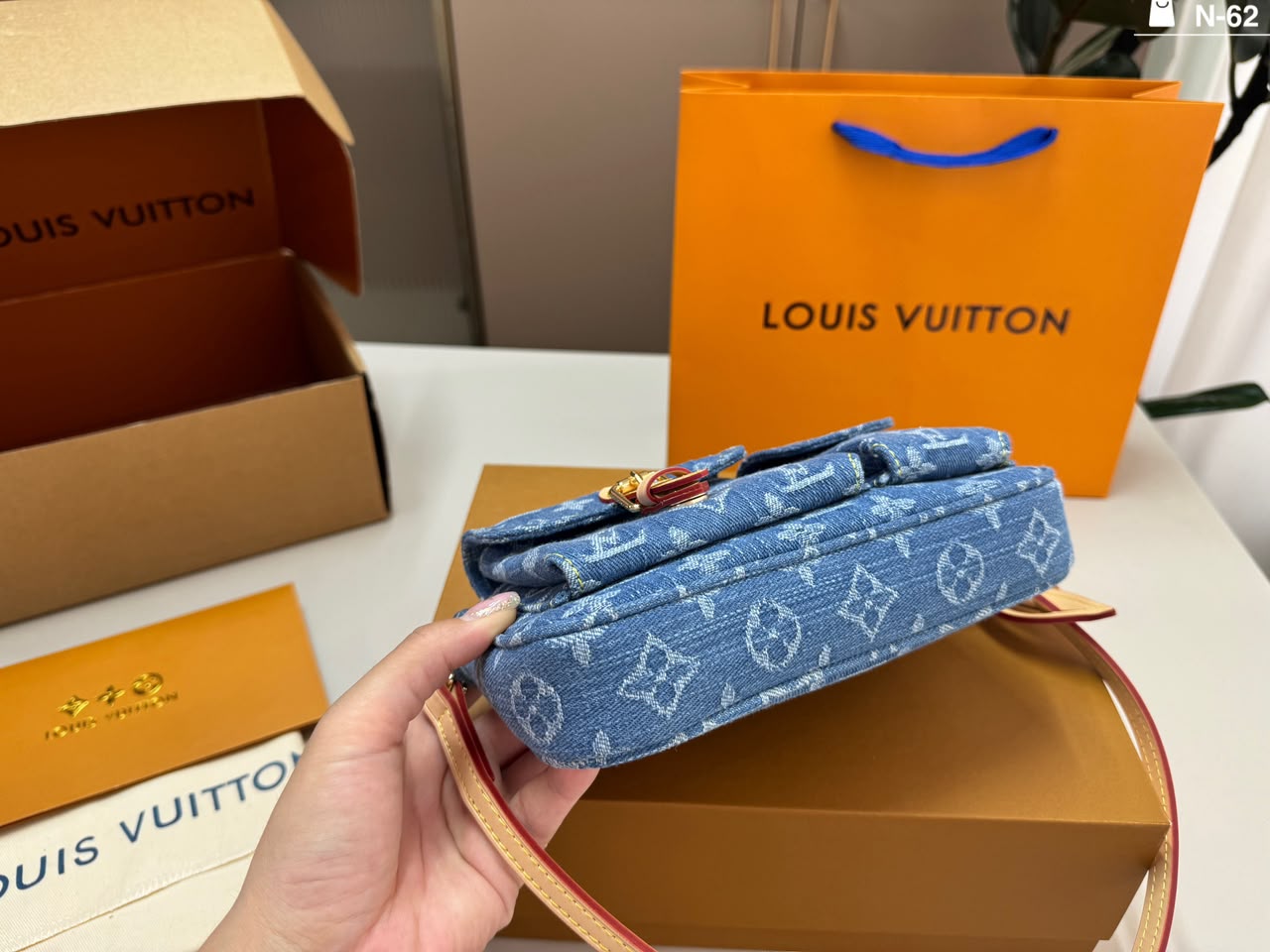 Louis Vuitton Accessoire Cargo Pochette Bag 23.5cm M27602