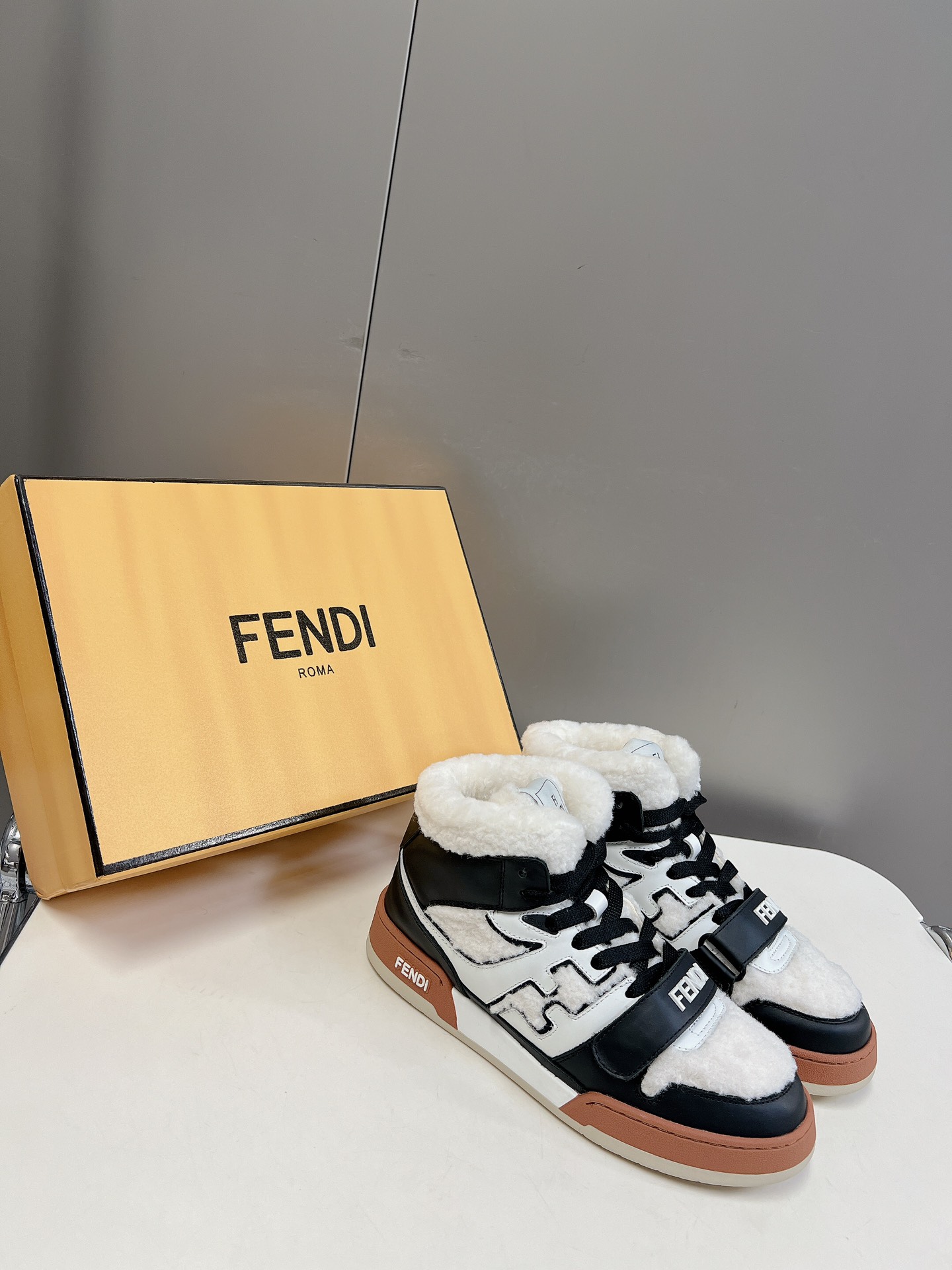 Top Version Fendi Classic Best-Seller SeriesFD Match 1:1 Replica. Designed by Kim Jones, this is Fendi’s first pair of sneakers, the Fendi Match, inspired by the design of LV’s Trainer basketball shoes. The blend of new energy and retro FF design mak
