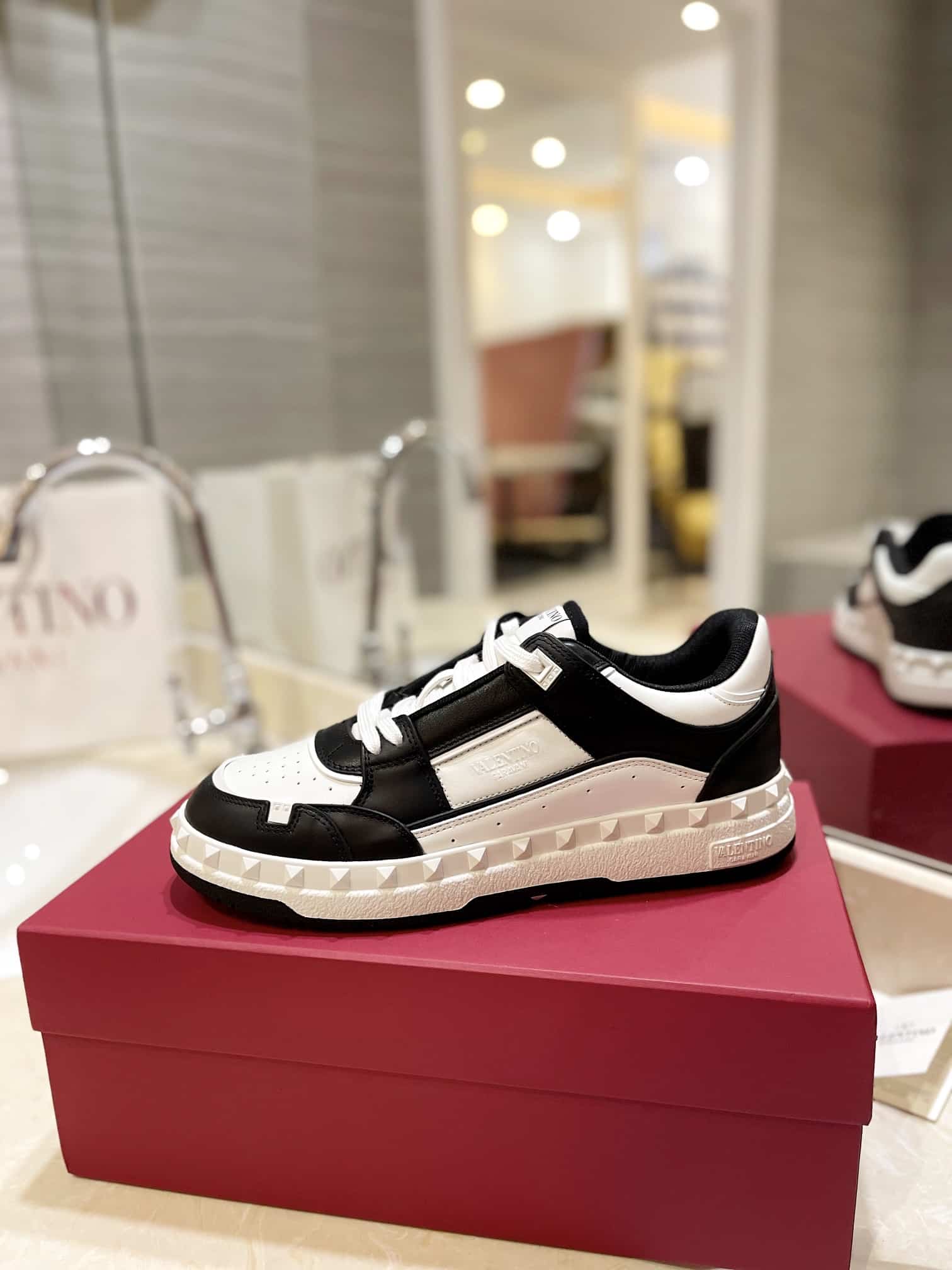 Valentino Garavani Freedots Low Top Sneaker In Calfskin Black 4Y2S0H43Rdg 0Ni