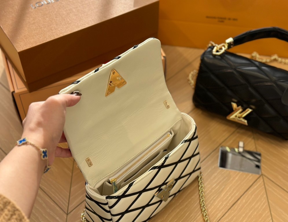 Louis Vuitton Go 14 Mm White Black 22Cm M22890