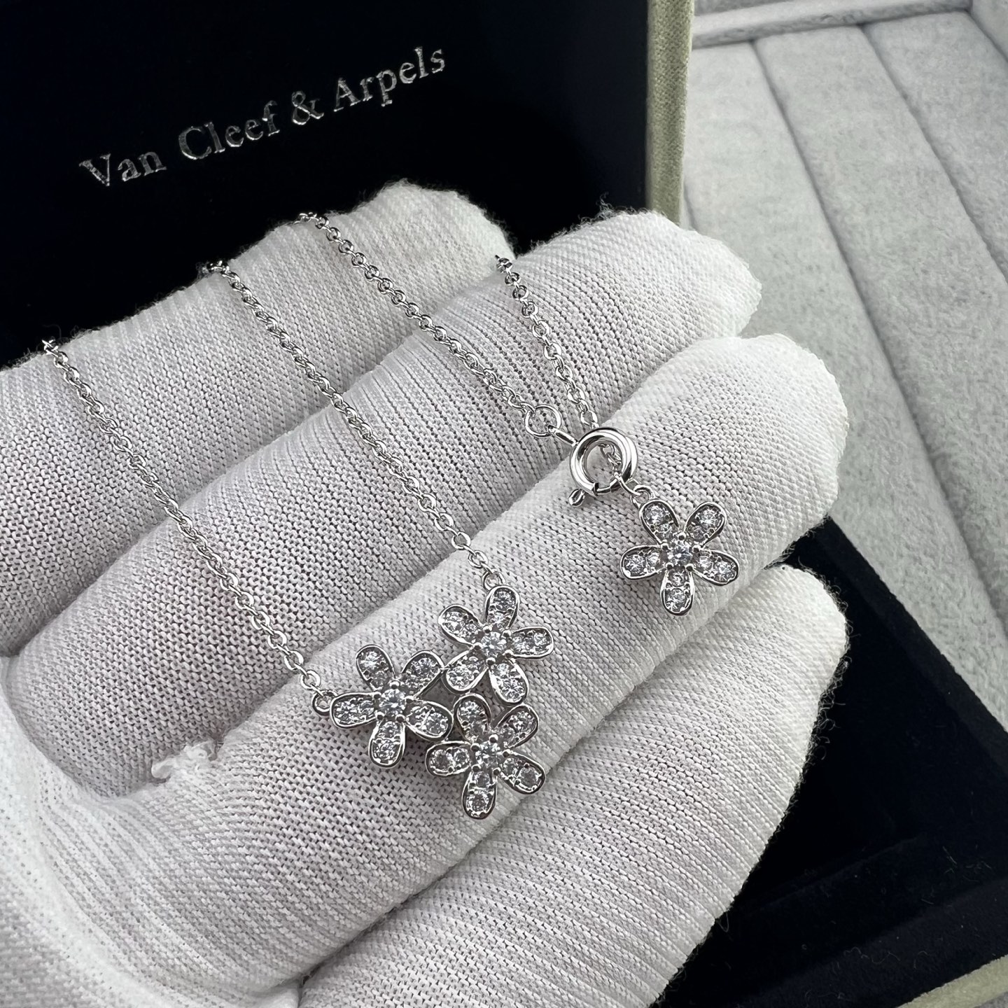 Socrate 3‑Flower Pendant Necklace