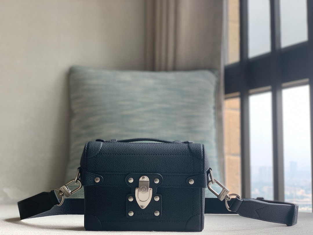LOUIS VUITTON M11516 Soul Trunk