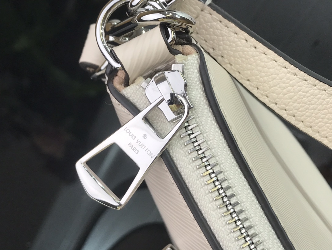 Louis Vuitton Marelle 25Cm Quartz White M80688