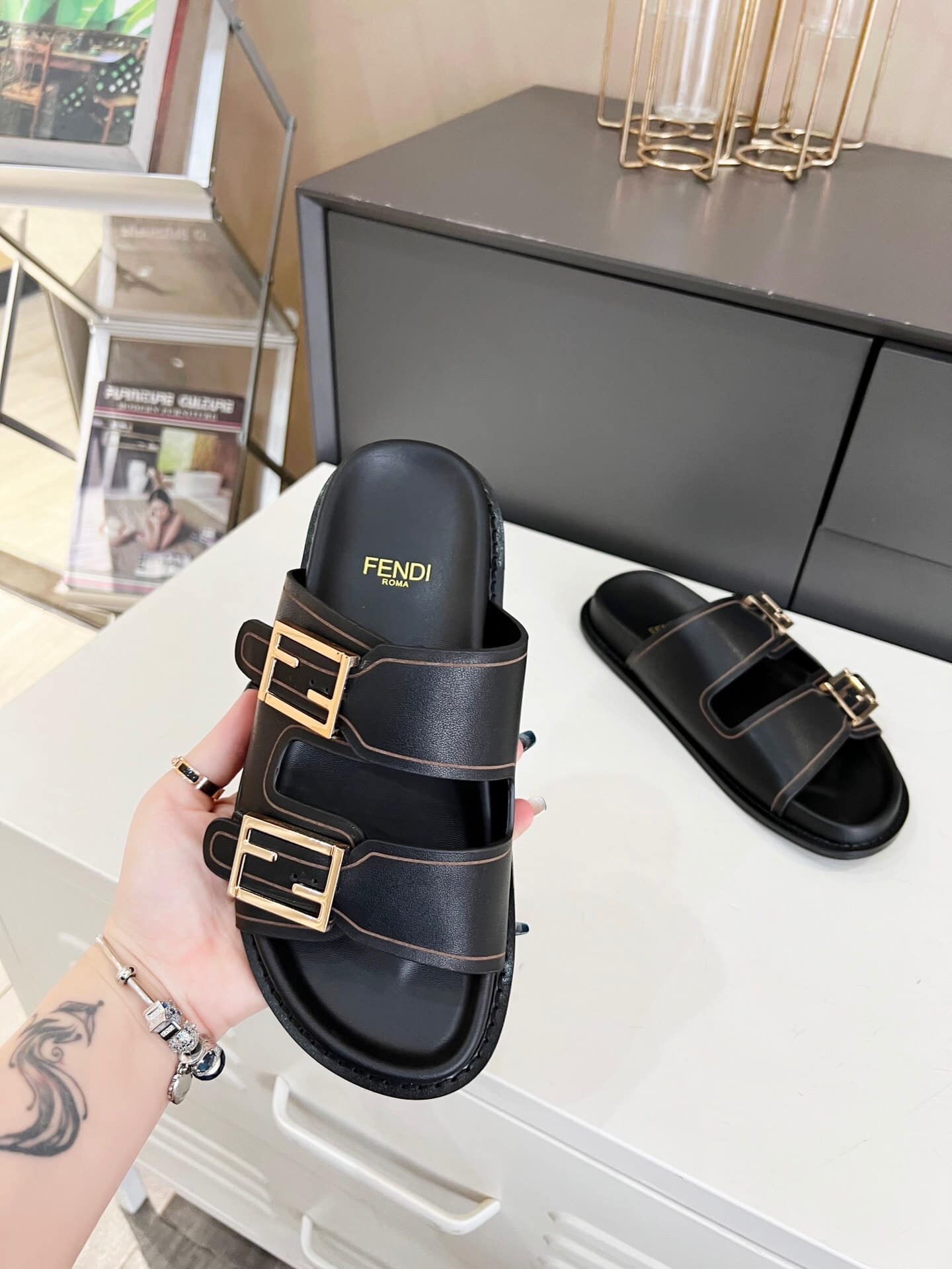 Fendi Feel Leather Slides Black