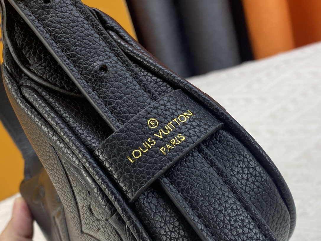 Louis Vuitton Mini Moon Black 20Cm M82391