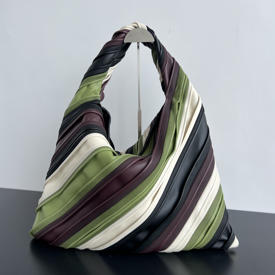 Bv New Runway HOP Bag (Model 786193)
