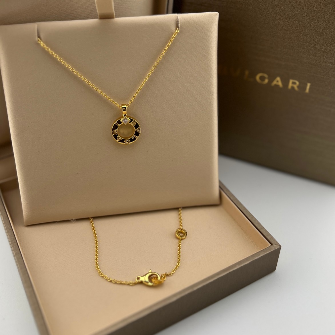 Hollow round cake letter emblem single diamond pendant necklace