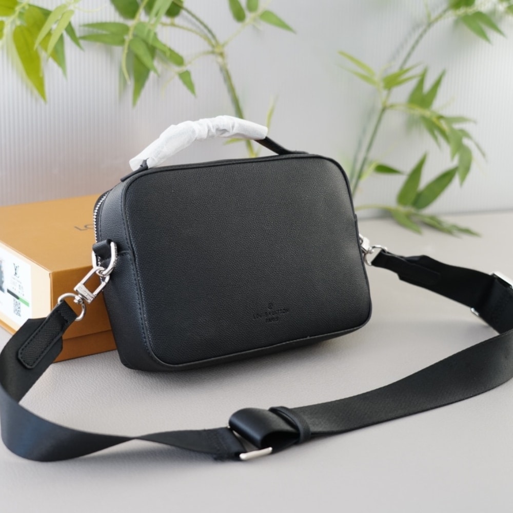 Louis Vuitton Avenue Messenger Bag Black 23Cm M11657