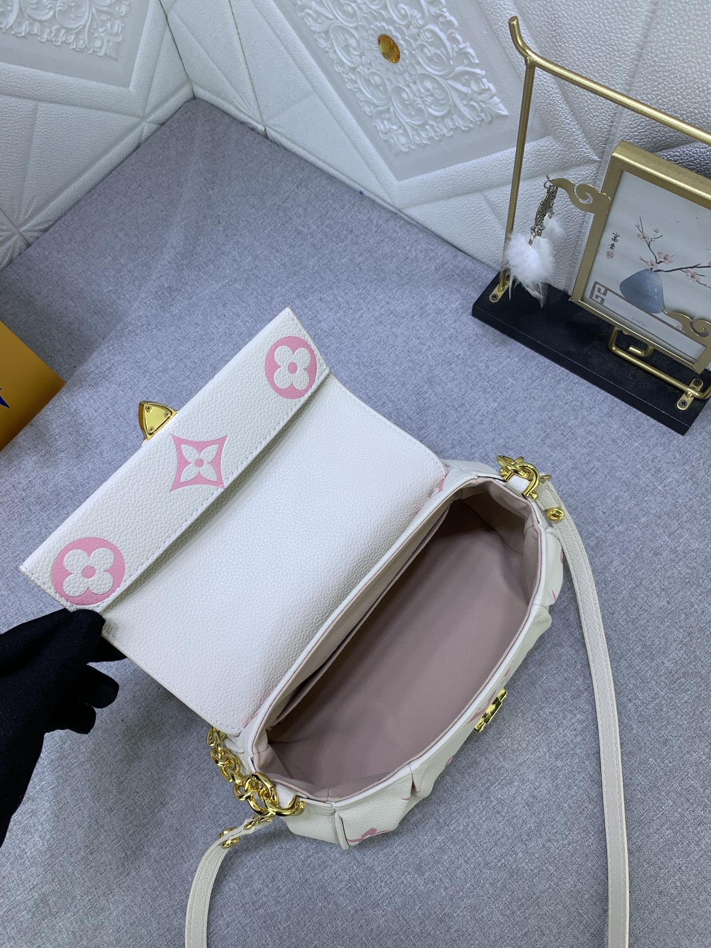 Louis Vuitton Favourite Bag Cream Beige 24Cm