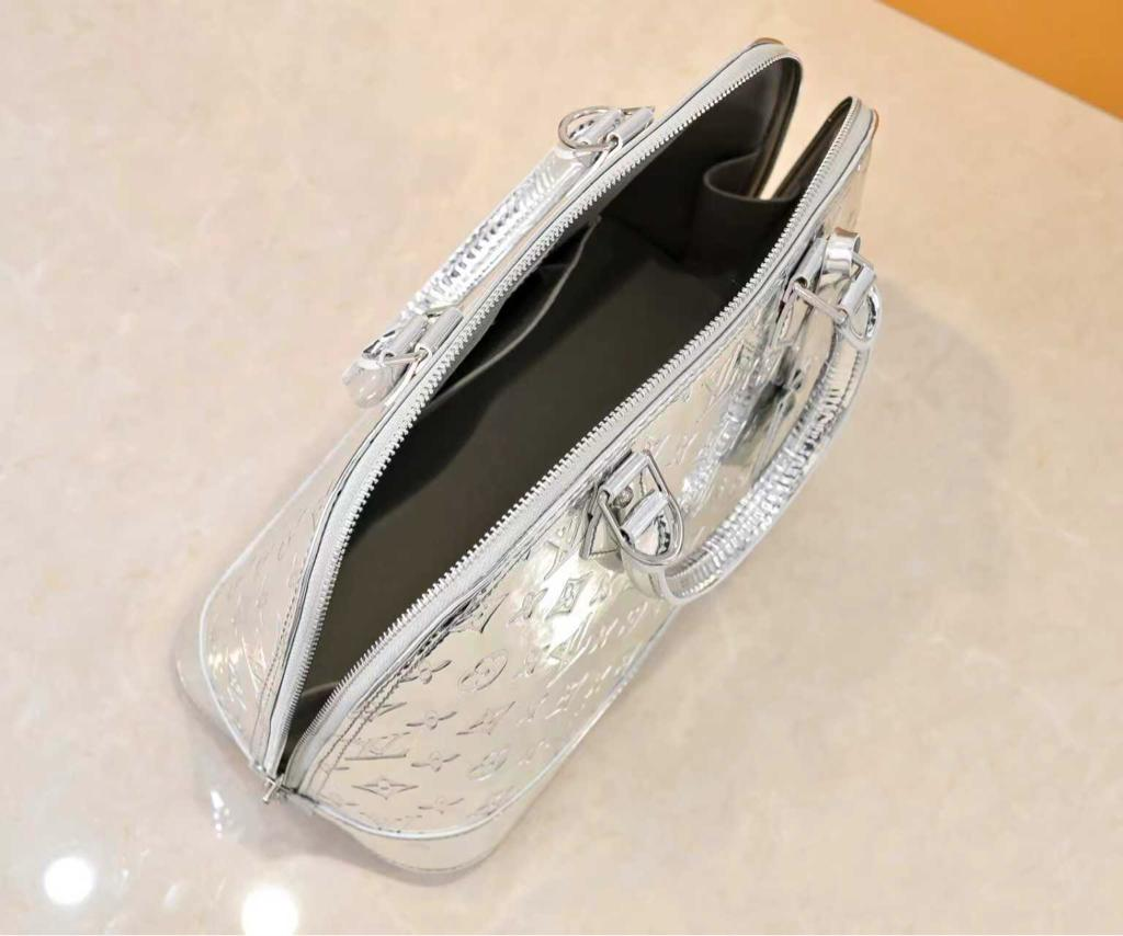 Louis Vuitton Alma Travel 39/15.4in M26410