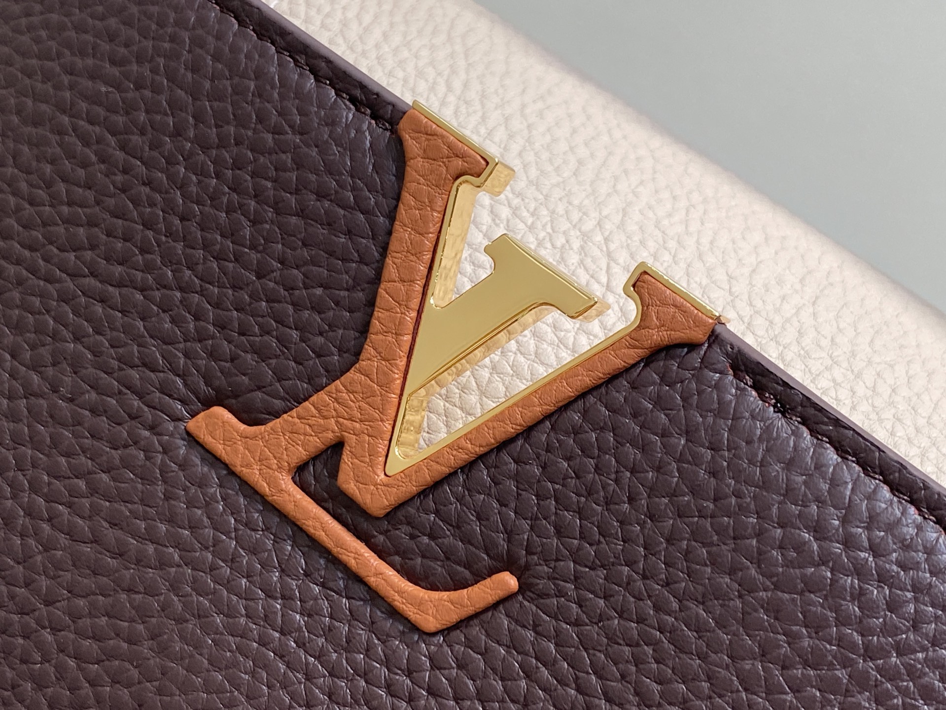 Louis Vuitton Capucines MM M12952 Chocolate 31.5cm/ 12.2in