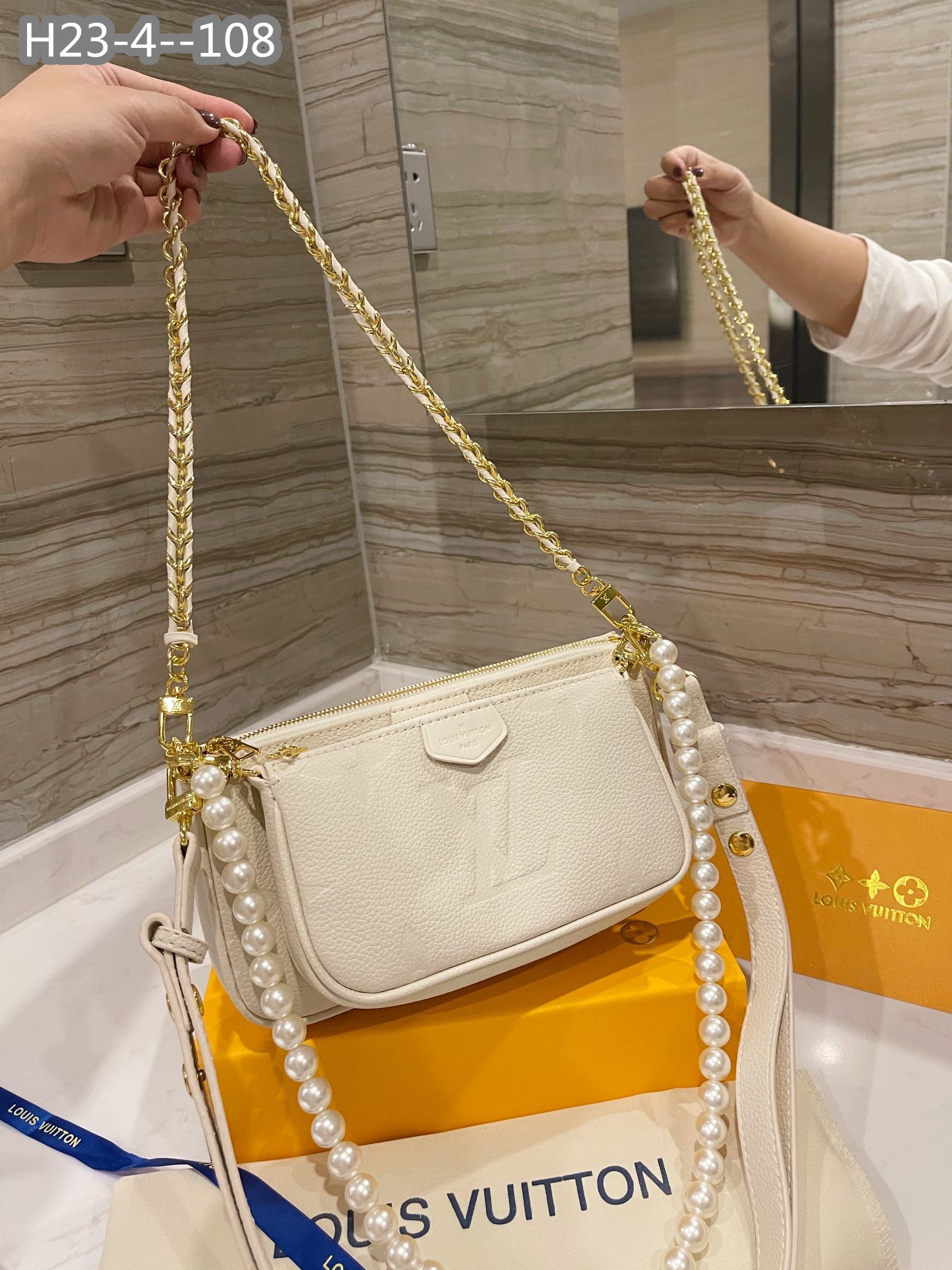 Louis Vuitton Multi Pochette Accessoires Cream 18Cm M46568