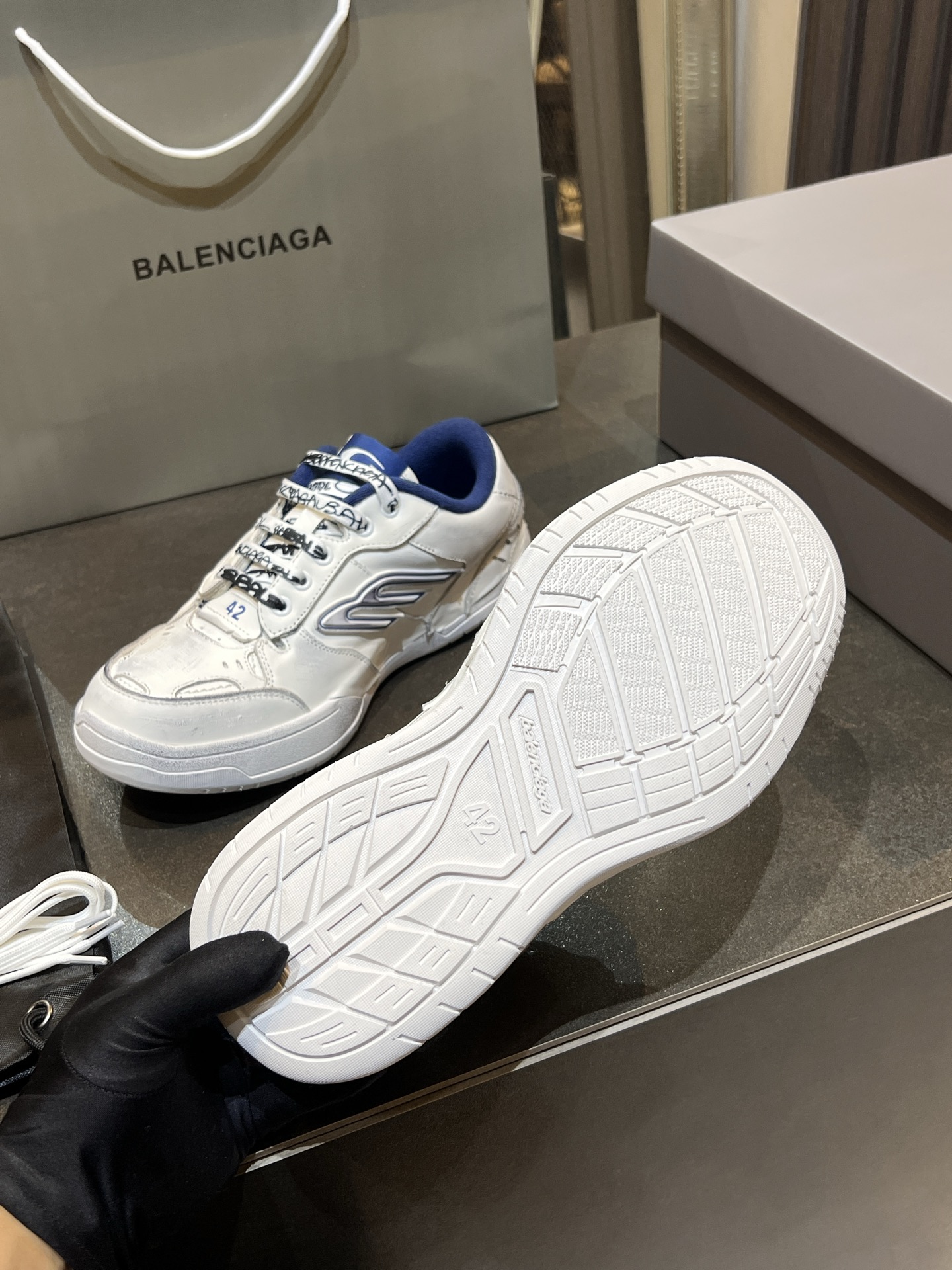 BALENCIAGA  Hamptons Worn-out Sneaker