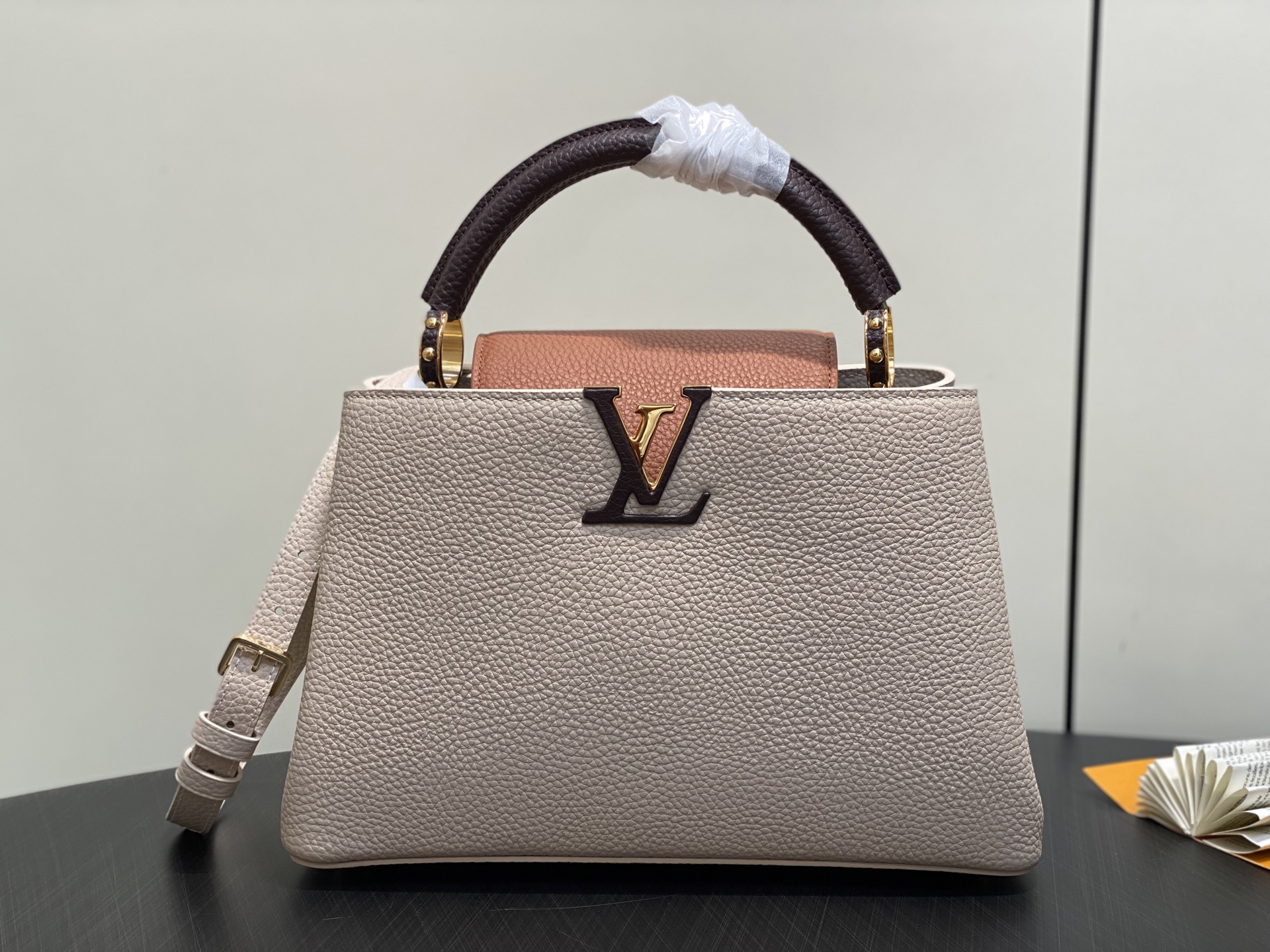 Louis Vuitton Capucines MM M12956 Gray 31.5cm/ 12.2in