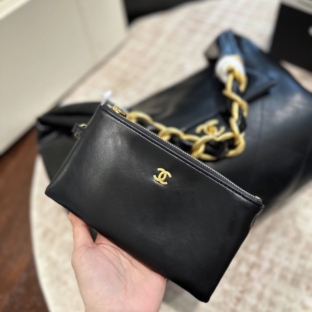 Chanel Maxi Hobo Bag Black Leather 43Cm AS5839 B22140 94305