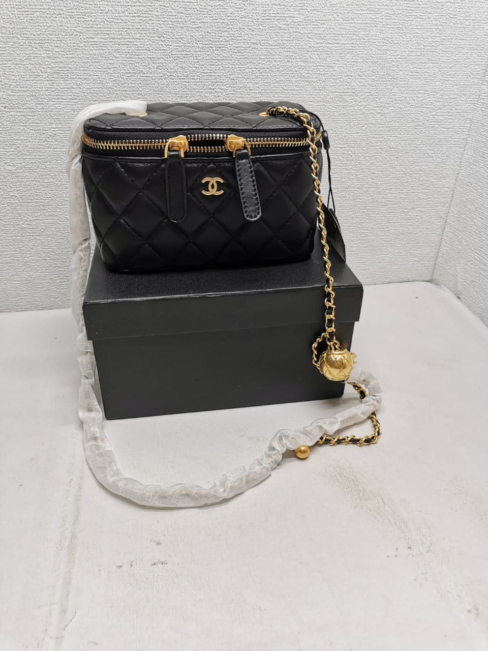 Chanel Pearl Crush Vanity Case With Chain In Black 17Cm