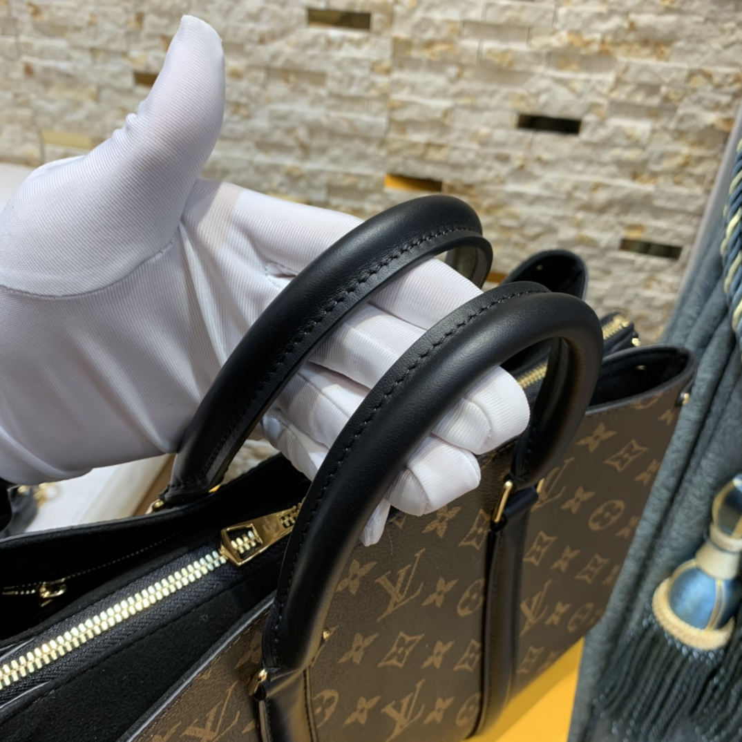 Louis Vuitton Soufflot Mm 36Cm Black