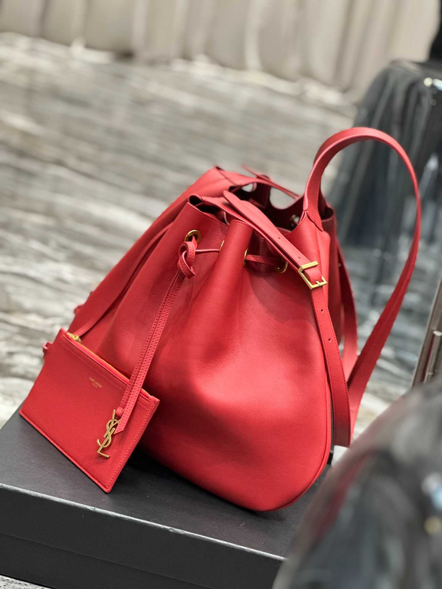 Saint Laurent Paris Vii Large Flat Hobo Bag In Smooth Leather Bag Red 44cm/ 17.3 in