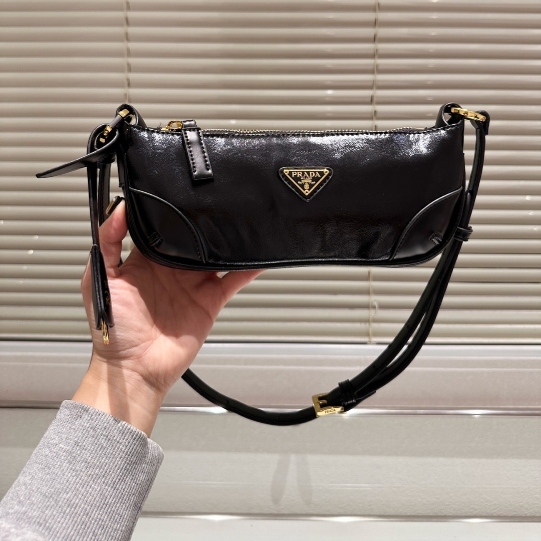 Prada Re Edition 2002 Leather Shoulder Bag Black 23Cm