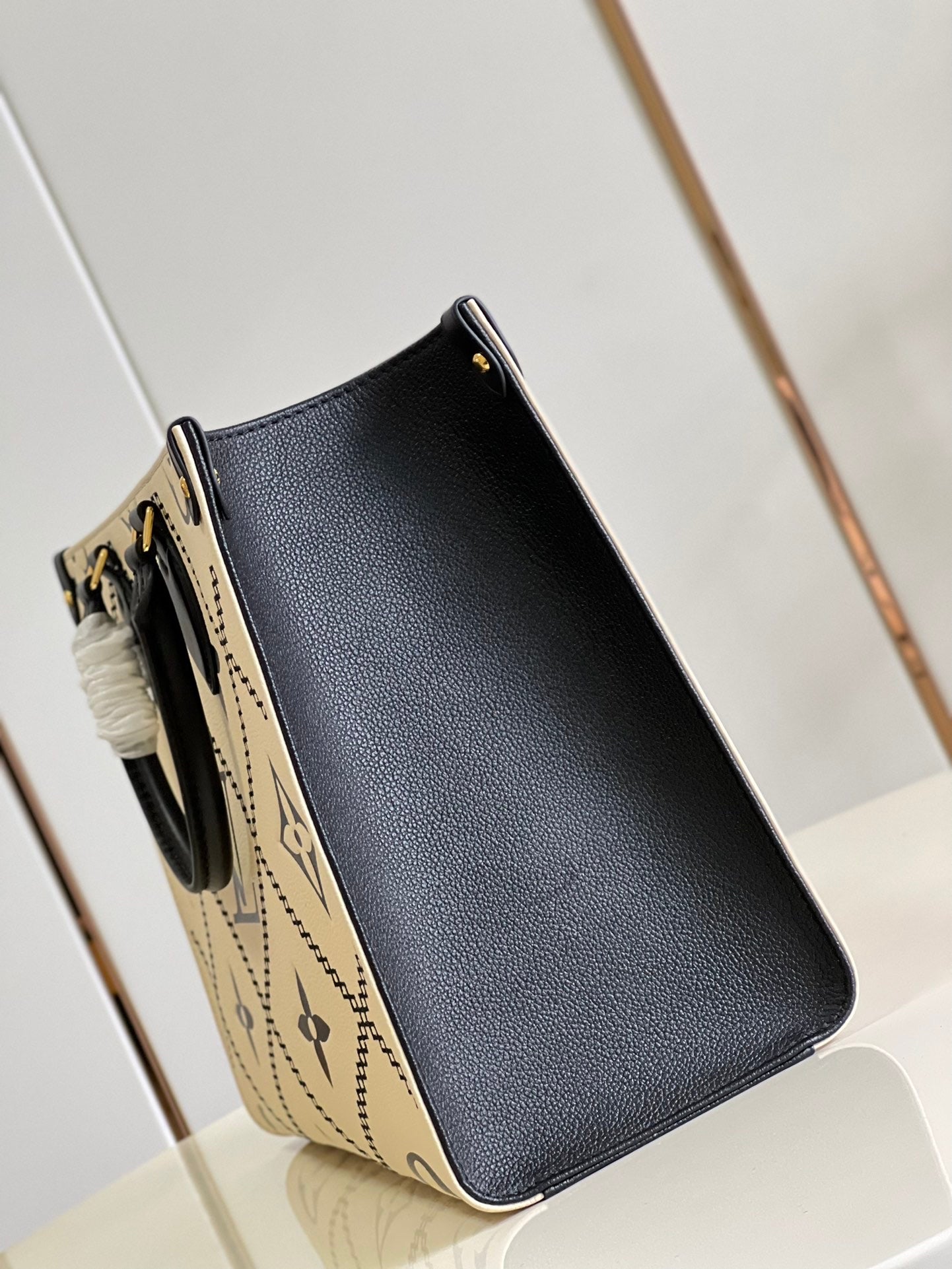 Louis Vuitton Onthego MM Tote Monogram Cream Beige Black 35cm